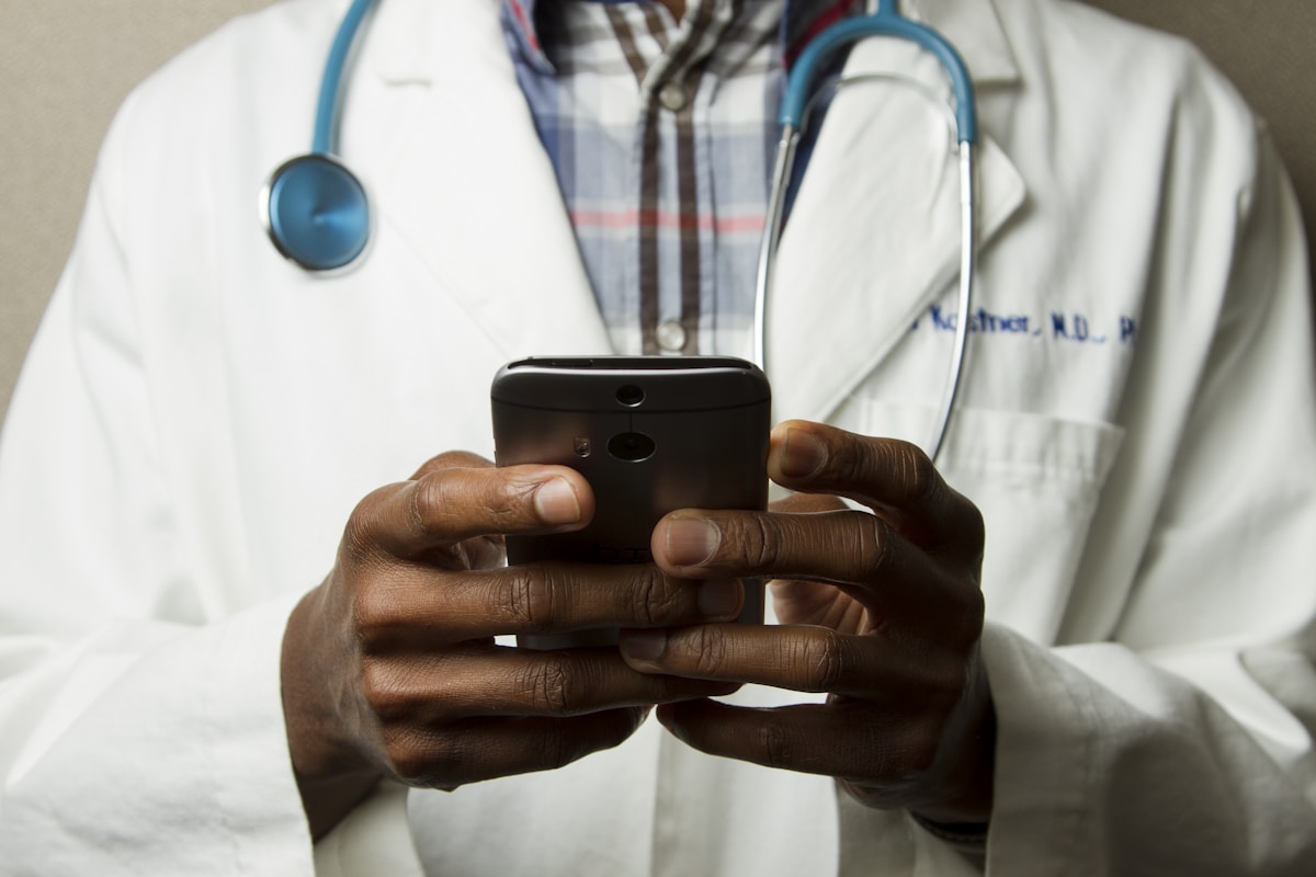 Prim-plan al ochiului uman cu reflexii digitale albastre