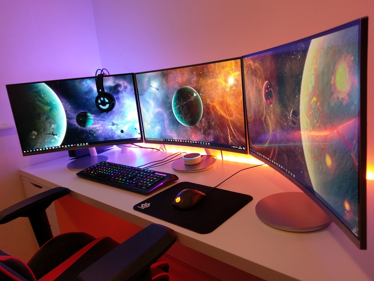 Configurare spațiu de lucru cu ergonomie și iluminare corespunzătoare